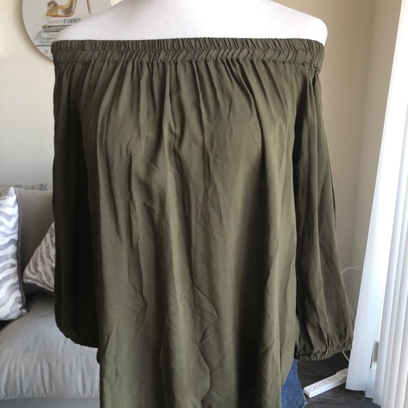 Splendid NWT off shoulder Olive Green Top M - Picture 2 of 4